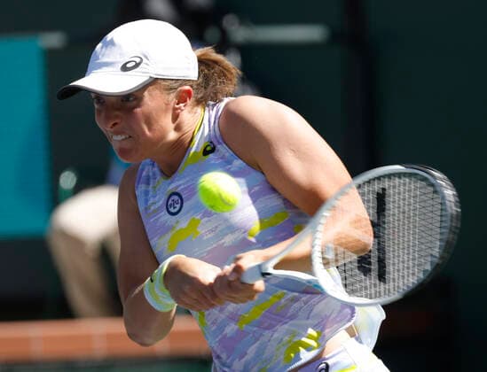 March 15, 2022 Iga Swiatek of Poland returns a shot against Angelique Kerber of Germany during the 2022 BNP Paribas Open at Indian Wells Tennis Garden in Indian Wells, California. Mandatory Photo Credit: CSM. Indian Wells United States of America - ZUMAc04_ 20220315_zaf_c04_119 Copyright: xCharlesxBausx