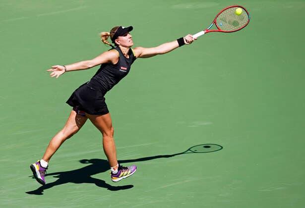 March 15, 2022 Angelique Kerber of Germany returns a shot against Iga Swiatek of Poland during the 2022 BNP Paribas Open at Indian Wells Tennis Garden in Indian Wells, California. Mandatory Photo Credit: CSM. Indian Wells United States of America - ZUMAc04_ 20220315_zaf_c04_109 Copyright: xCharlesxBausx