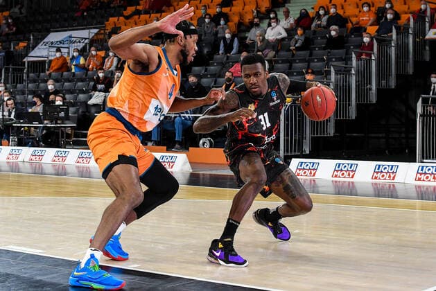 GER, EuroCup, ratiopharm Ulm vs Herbalife Gran Canaria 15 03 2022, ratiopharm arena, New Ulm, GER, EuroCup, ratiopharm Ulm vs Herbalife Gran Canaria, pictured Jaron Blossomgame Ulm, 4 , Dylan Ennis Gran Canaria, 31 nordphotoxGmbHx xHafner nph00200