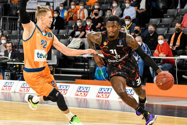 GER, EuroCup, ratiopharm Ulm vs Herbalife Gran Canaria 15 03 2022, ratiopharm arena, New Ulm, GER, EuroCup, ratiopharm Ulm vs Herbalife Gran Canaria, in picture Thomas Klepeisz Ulm, 22 , Dylan Ennis Gran Canaria, 31 nordphotoxGmbHx xHafner nph00200