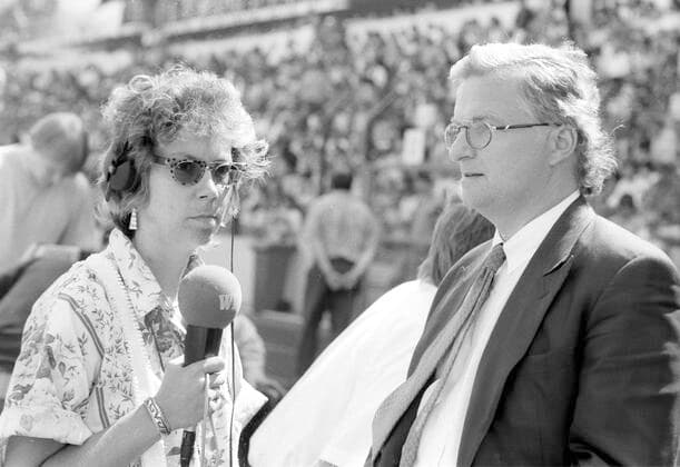 MSV Duisburg - Borussia Dortmund 0:1 am 16.05.1992 Sportreporterin Sabine Töpperwien mit Präsident Gerd Niebaum (BVB) *** MSV Duisburg Borussia Dortmund 0 1 on 16 05 1992 sports reporter Sabine Toepperwien with president Gerd Niebaum BVB HM