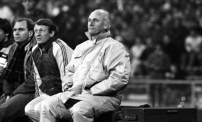29.11.86 FC Bayern München - VfB Stuttgart Deutschland, München, 29.11.1986, Fussball, Bundesliga, FC Bayern München - VfB Stuttgart (1:0): v.l. Uli Hoeneß (Manager FC Bayern München), Werner Olk (Co-Trainer FC Bayern München), Udo Lattek (Trainer FC Bayern München). *** 29 11 86 FC Bayern München VfB Stuttgart Germany, Munich, 29 11 1986, Football, Bundesliga, FC Bayern München VfB Stuttgart 1 0 v l Uli Hoeneß Manager FC Bayern München , Werner Olk Co Trainer FC Bayern München , Udo Lattek Trainer FC Bayern München
