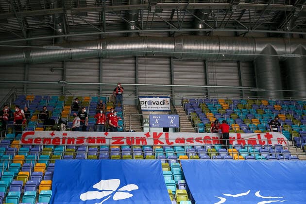 Frankfurt 16 03 2022 xjfx basketball BBL Bundesliga, Fraport Frankfurt Skyliners s Oliver Würzburg emspor, emonline v l , s Oliver Würzburg fans,mood, scarves, jerseys, emotions, banners Together to stay in the class. Copyright: JoaquimxFerreira
