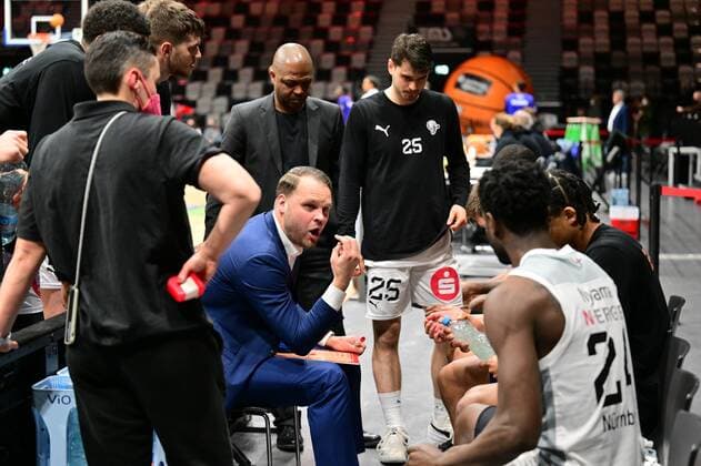 16 03 2022 basketball season 2021 2022 2 Bundesliga Pro A 21 match day Nürnberg Falcons Basketball Club NBC Phoenix Hagen Vytautas Buzas coach head coach Nürnberg Falcons BC NBC speaks to team team at time out