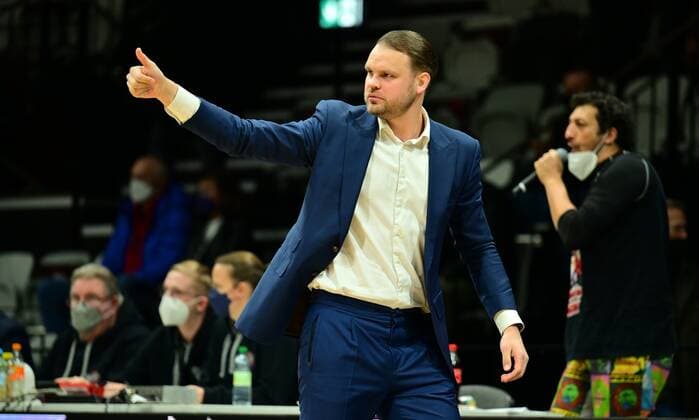 16 03 2022 Basketball Season 2021 2022 2 Bundesliga Pro A 21 Matchday Nürnberg Falcons Basketball Club NBC Phoenix Hagen Vytautas Buzas Coach Headcoach Nürnberg Falcons BC NBC Thumbs Up Thumbs Up