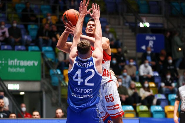 Frankfurt 16 03 2022 xjfx basketball BBL Bundesliga, Fraport Frankfurt Skyliners s Oliver Würzburg emspor, emonline v l , Filip Stanic s Oliver Würzburg , Marcel Ponitka Fraport Frankfurt Skyliners Copyright: JoaquimxFerreira