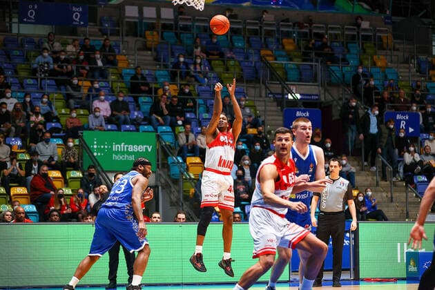 Frankfurt 16 03 2022 xjfx basketball BBL Bundesliga, Fraport Frankfurt Skyliners s Oliver Würzburg emspor, emonline v l , Wiliam Buford s Oliver Würzburg Copyright: JoaquimxFerreira