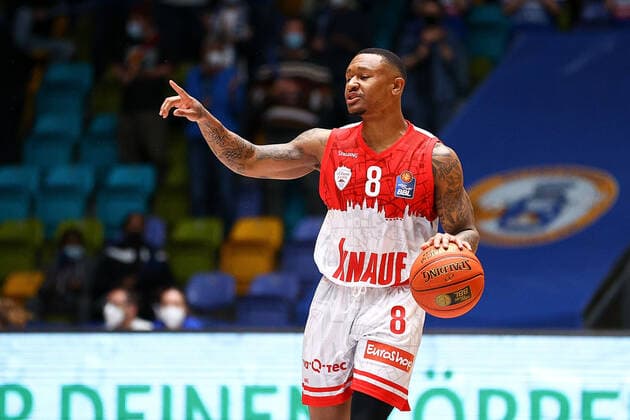 Frankfurt 16 03 2022 xjfx Basketball BBL Bundesliga, Fraport Frankfurt Skyliners s Oliver Würzburg emspor, emonline v l , Charles Callison s Oliver Würzburg gives instructions, gestures, gesticulate with arms gives instructions, gesticulate Copyright: JoaquimxFerreira