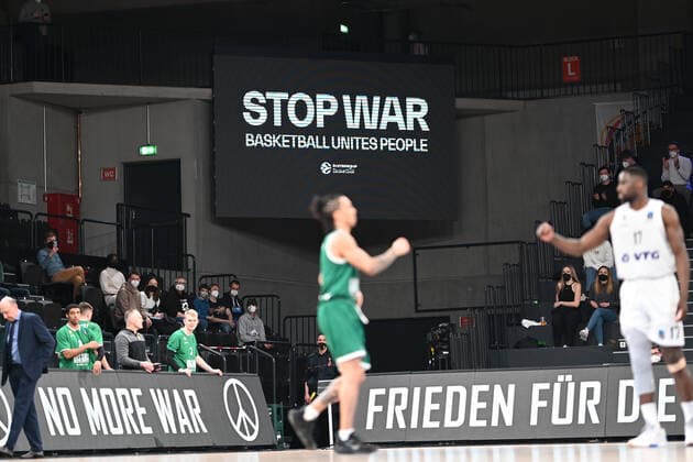 Basketball I Men I Season 2021 2022 I EuroCup I 15 Matchday I Hamburg Towers Slask Wroclaw I 16 03 2022 STOP WAR Basketball Unites People, Stop the War Symbol, Basketball Hamburg Wilhelmsburg edel optics de Arena Hamburg Germany Copyright: xLobeca FelixxSchlikisx