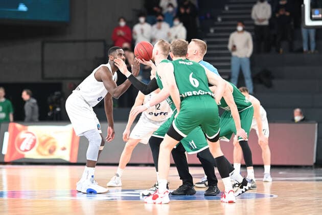 Basketball I Men I 2021 2022 Season I EuroCup I 15 Matchday I Hamburg Towers Slask Wroclaw I 16 03 2022 Kickoff here Eddy Edigin 17, Hamburg Towers and Aleksander Dziewa 11, Slask Wroclaw Hamburg Wilhelmsburg edel optics de Arena Hamburg Germany Copyright: xLobeca FelixxSchlikisx