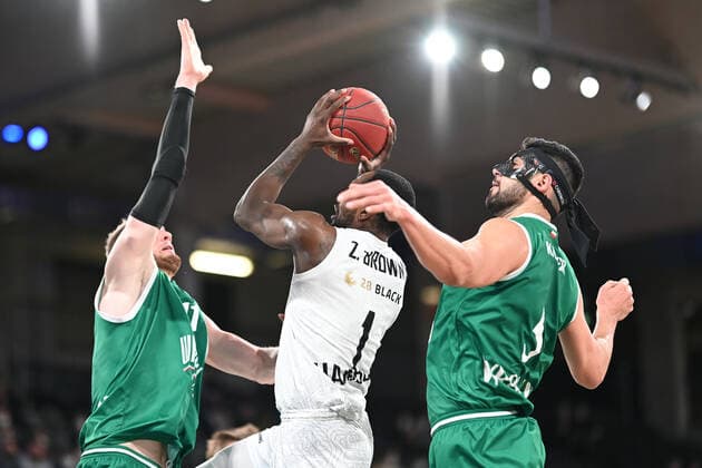 Basketball I Men I Season 2021 2022 I EuroCup I 15 Matchday I Hamburg Towers Slask Wroclaw I 16 03 2022 Aleksander Dziewa 11, Slask Wroclaw Zach Brown 1, Hamburg Towers and Kerem Kanter 5, Slask Wroclaw in the duel Hamburg Wilhelmsburg edel optics de Arena Hamburg Germany Copyright: xLobeca FelixxSchlikisx