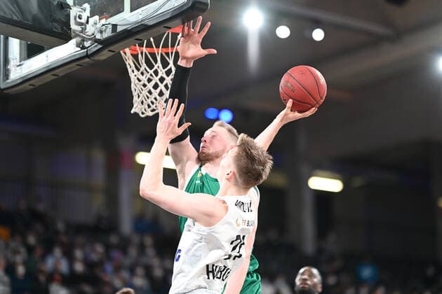 Basketball I Men I Season 2021 2022 I EuroCup I 15 Matchday I Hamburg Towers Slask Wroclaw I 16 03 2022 Throw by Justus Hollatz 21, Hamburg Towers behind Aleksander Dziewa 11, Slask Wroclaw Hamburg Wilhelmsburg edel optics de Arena Hamburg Germany Copyright: xLobeca FelixxSchlikisx