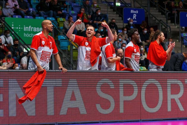 Frankfurt 16 03 2022 xjfx basketball BBL Bundesliga, Fraport Frankfurt Skyliners s Oliver Würzburg emspor, emonline v l , substitutes cheer Copyright: JoaquimxFerreira