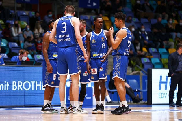 Frankfurt 16 03 2022 xjfx basketball BBL Bundesliga, Fraport Frankfurt Skyliners s Oliver Würzburg emspor, emonline v l , Perplexed, disappointed, disappointed looking, dissapointed, sad, frustrated, frustrated, frustrated the players of Fraport Frankfurt Skyliners Copyright: JoaquimxFerreira
