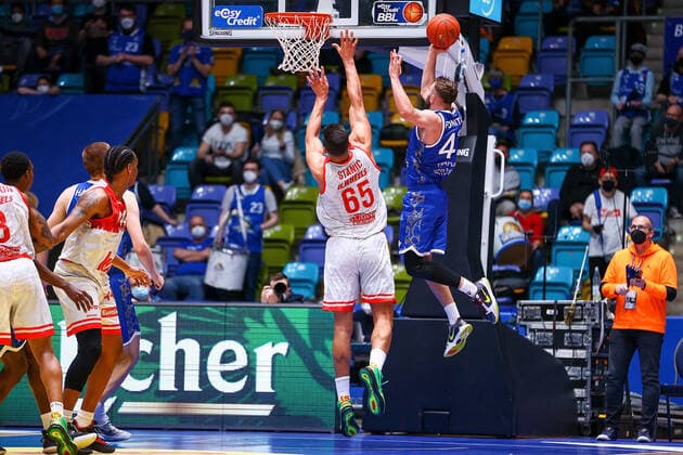 Frankfurt 16 03 2022 xjfx basketball BBL Bundesliga, Fraport Frankfurt Skyliners s Oliver Würzburg emspor, emonline v l , Filip Stanic s Oliver Würzburg , Marcel Pnitka Fraport Skyliners Frankfurt Copyright: JoaquimxFerreira