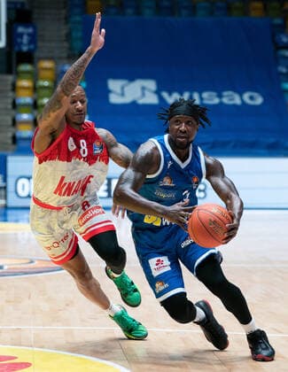 16 03 2022, xsltx, Basketball BBL Bundesliga, Frankfurt Skyliners s Oliver Wuerzburg emspor, v l Charles Callison Point Guard s Oliver Würzburg , Will Cherry Point Guard Fraport Skyliners DFL DFB REGULATIONS PROHIBIT ANY USE OF PHOTOGRAPHS as IMAGE SEQUENCES and or QUASI VIDEO Frankfurt am Main