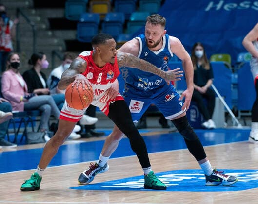 16 03 2022, xsltx, Basketball BBL Bundesliga, Frankfurt Skyliners s Oliver Wuerzburg emspor, v l Charles Callison Point Guard s Oliver Würzburg , Marcel Ponitka Guard Fraport Skyliners DFL DFB REGULATIONS PROHIBIT ANY USE OF PHOTOGRAPHS as IMAGE SEQUENCES and or QUASI VIDEO Frankfurt am Main