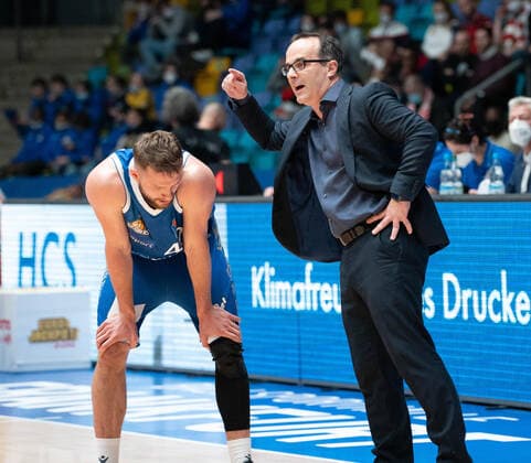 16 03 2022, xsltx, Basketball BBL Bundesliga, Frankfurt Skyliners s Oliver Wuerzburg emspor, v l Marcel Ponitka Guard Fraport Skyliners , Diego Ocampo Head Coach Fraport Skyliners DFL DFB REGULATIONS PROHIBIT ANY USE OF PHOTOGRAPHS AS IMAGE SEQUENCES AND OR QUASI VIDEO Frankfurt am Main