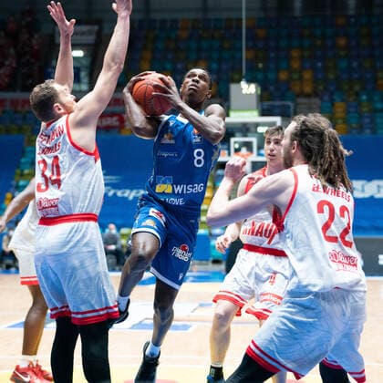 16 03 2022, xsltx, Basketball BBL Bundesliga, Frankfurt Skyliners s Oliver Wuerzburg emspor, v l Felix Hoffmann C Forward s Oliver Würzburg , Brancou Badio Point Guard Fraport Skyliners , Craig Moller PF Center s Oliver Würzburg DFL DFB REGULATIONS PROHIBIT ANY USE OF PHOTOGRAPHS as IMAGE SEQUENCES and or QUASI VIDEO Frankfurt am Main