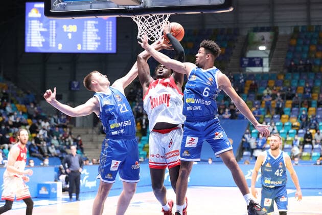 Brenneke Lorenz, Fraport Skyliners, 21 ,Abu Abdul Malik, s Oliver Wuerzburg , Schoormann Len Adam, Fraport Skyliners, 6 , , GER,Basketball, BBL, Fraport Skyliners vs. Niners Chemnitz,27 12 2021, Frankfurt Copyright: xEibner-Pressefoto UlrichxScherbaumx EP_usm