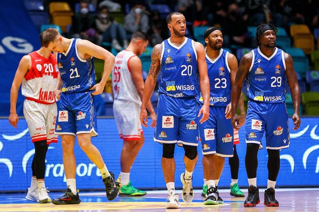 Frankfurt 16 03 2022 xjfx Basketball BBL Bundesliga, Fraport Frankfurt Skyliners s Oliver Würzburg emspor, emonline v l , Lorenz Brenneke Fraport Skyliners Frankfurt , Rasheed Moore Fraport Skyliners Frankfurt , Quantez Robertson Fraport Skyliners Frankfurt , Will Cherry Fraport Skyliners Frankfurt disappointed, disappointed looking, dissapointed, sad, frustrated, frustration, frustrated Copyright: JoaquimxFerreira