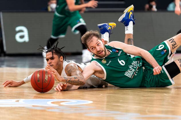 Caleb Homesley Hamburg Towers 5 and Kodi Justice Slask Wroclaw 6 battling for the ball Hamburg Towers vs Slask Wroclaw, basketball, Eurocup, group stage, matchday 15, season 2021 2022, 16 03 2022 Marcel von Fehrn Hamburg Towers vs Slask Wroclaw, basketball, Eurocup, group stage, matchday 15, season 2021 2022, 16 03 2022 Hamburg Copyright: xEibnerxPressefoto MarcelxvonxFehrnx EP_MFN