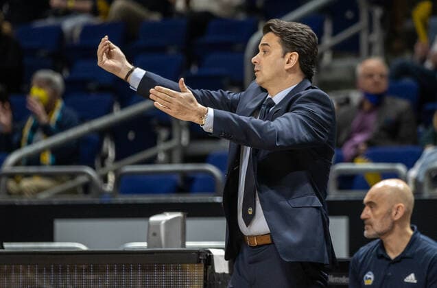 16 03 2022, Berlin, Basketball, 1 Bundesliga, easyCredit BBL, Hauptrunde, 23 Spieltag, Mercedes Benz Arena ALBA Berlin Basketball Loewen Braunschweig ALBAs head coach Israel Gonzalez stands gesticulating at the edge of the court ALBA Berlin Basketball Loewen Braunschweig