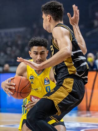 16 03 2022, Berlin, Basketball, 1 Bundesliga, easyCredit BBL, Hauptrunde, 23 Spieltag, Mercedes Benz Arena ALBA Berlin Basketball Loewen Braunschweig ALBAs Maodo Lo l fights for the ball against Brandon Tischler of Loewen Braunschweig ALBA Berlin Basketball Loewen Braunschweig