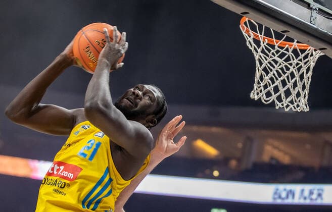 16 03 2022, Berlin, Basketball, 1 Bundesliga, easyCredit BBL, Hauptrunde, 23 Spieltag, Mercedes Benz Arena ALBA Berlin Basketball Loewen Braunschweig ALBAs Christ Koumadje jumps with the ball to the basket ALBA Berlin Basketball Loewen Braunschweig