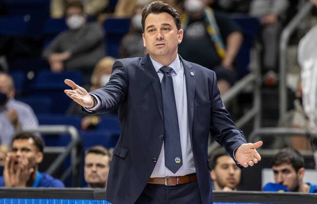 16 03 2022, Berlin, Basketball, 1 Bundesliga, easyCredit BBL, Hauptrunde, 23 Spieltag, Mercedes Benz Arena ALBA Berlin Basketball Loewen Braunschweig ALBAs head coach Israel Gonzalez stands gesticulating at the edge of the court ALBA Berlin Basketball Loewen Braunschweig
