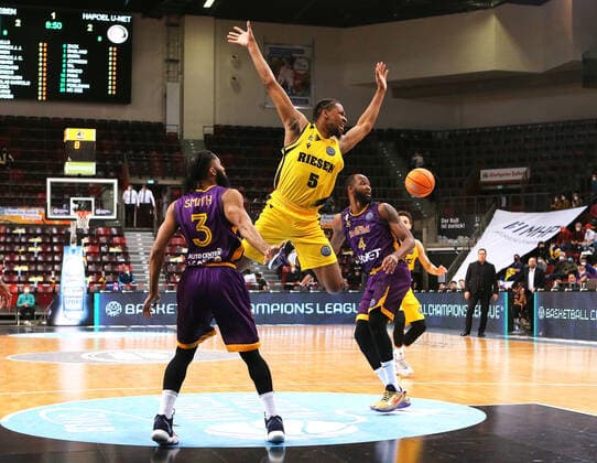 16 03 2022, Germany, Ludwigsburg, Basketball Champions League, MHP Riesen Ludwigsburg vs Hapoel U net Holon, f l Adam Smith Hapoel , Justin Simon MHP , Chris Johnson Hapoel