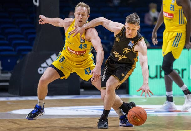 16 03 2022, Berlin, Basketball, 1 Bundesliga, easyCredit BBL, Hauptrunde, 23 Spieltag, Mercedes Benz Arena ALBA Berlin Basketball Loewen Braunschweig ALBAs Luke Sikma l fights for the ball against Loewen Braunschweigs Ondrej Sehnal ALBA Berlin Basketball Loewen Braunschweig