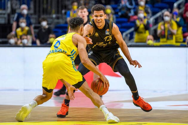 v l Maodo Lo Alba Berlin, 0 , Brandon Tischler Basketball Loewen Braunschweig, 13 , duel, action, fight, GER, Alba Berlin vs Basketball Loewen Braunschweig, BBL, Basketball Bundesliga Maenner, 23 Spieltag, Saison 2021 2022, 16 03 2022, GER, Alba Berlin vs Basketball Loewen Braunschweig, BBL, Basketball Bundesliga Maenner, 23 Spieltag, Saison 2021 2022, 16 03 2022, Berlin Copyright: xEibner-Pressefoto UwexKochx EP_UKH