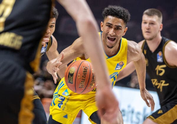 16 03 2022, Berlin, Basketball, 1 Bundesliga, easyCredit BBL, Hauptrunde, 23 Spieltag, Mercedes Benz Arena ALBA Berlin Basketball Loewen Braunschweig Brandon Tischler of Loewen Braunschweig fights ALBAs Maodo Lo r for the ball ALBA Berlin Basketball Loewen Braunschweig