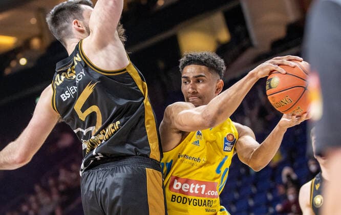 16 03 2022, Berlin, Basketball, 1 Bundesliga, easyCredit BBL, Hauptrunde, 23 Spieltag, Mercedes Benz Arena ALBA Berlin Basketball Loewen Braunschweig ALBAs Maodo Lo r fights for the ball against Owen Klassen of Loewen Braunschweig ALBA Berlin Basketball Loewen Braunschweig