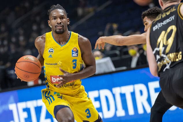 16 03 2022, Berlin, Basketball, 1 Bundesliga, easyCredit BBL, Hauptrunde, 23 Spieltag, Mercedes Benz Arena ALBA Berlin Basketball Loewen Braunschweig ALBAs Jaleen Smith plays the ball ALBA Berlin Basketball Loewen Braunschweig
