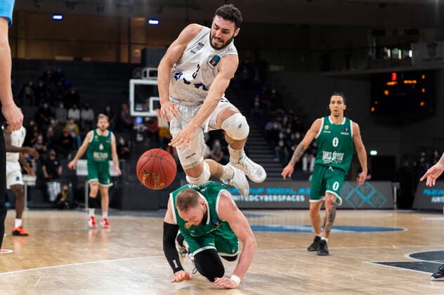 Max Dileo Hamburg Towers 3 jumps over Alexander Dziewa Slask Wroclaw 11 to get the ball Hamburg Towers vs Slask Wroclaw, basketball, Eurocup, group stage, match day 15, season 2021 2022, 16 03 2022 Marcel von Fehrn Hamburg Towers vs Slask Wroclaw, basketball, Eurocup, group stage, match day 15, season 2021 2022, 16 03 2022 Hamburg Copyright: xEibnerxPressefoto MarcelxvonxFehrnx EP_MFN