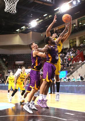 16 03 2022, Germany, Ludwigsburg, Basketball Champions League, MHP Riesen Ludwigsburg vs Hapoel U net Holon, v l , Joe Ragland Hapoel , Yorman Polas Bartolo MHP