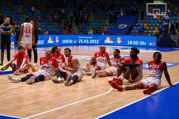 Frankfurt 16 03 2022 xjfx basketball BBL Bundesliga, Fraport Frankfurt Skyliners s Oliver Würzburg emspor, emonline v l , s Oliver Würzburg thanks the fans, thanks team after the match, after the match thanks the fans, applauds the fans, cheers Copyright: JoaquimxFerreira