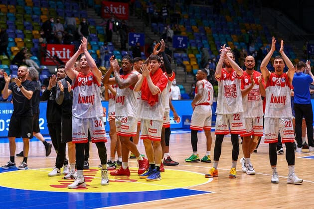 Frankfurt 16 03 2022 xjfx basketball BBL Bundesliga, Fraport Frankfurt Skyliners s Oliver Würzburg emspor, emonline v l , s Oliver Würzburg thanks the fans, thanks team after the match, after the match thanks the fans, applauds the fans Copyright: JoaquimxFerreira