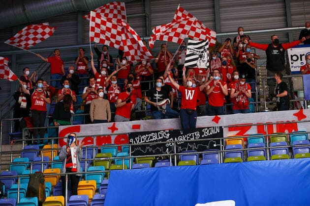Frankfurt 16 03 2022 xjfx basketball BBL Bundesliga, Fraport Frankfurt Skyliners s Oliver Würzburg emspor, emonline v l , Loud fans,mood, scarves, jerseys, emotions from Würzburg. Copyright: JoaquimxFerreira