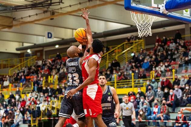 Chavares Alexander Flanigan Uni Baskets Paderborn, 30 Brandon Thomas Medipolis SC Jena, 33 GER, Uni Baskets Paderborn vs Medipolis SC Jena, basketball, 2 Bundesliga ProA, season 2021 2022, 23 match day, 16 03 2022 Uni Baskets Paderborn vs Medipolis SC Jena, basketball, 2 Bundesliga ProA, season 2021 2022, 23 match day, 16 03 2022 Paderborn Copyright: xEibner-Pressefoto BahhoxKarax EP_BKA