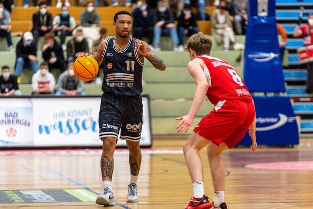 Rayshawn Simmons Medipolis SC Jena, 11 Peter Hemschmeier Uni Baskets Paderborn, 8 ¨ GER, Uni Baskets Paderborn vs Medipolis SC Jena, basketball, 2 Bundesliga ProA, season 2021 2022, 23 matchday, 16 03 2022 Uni Baskets Paderborn vs Medipolis SC Jena, basketball, 2 Bundesliga ProA, season 2021 2022, 23 matchday, 16 03 2022 Paderborn Copyright: xEibner-Pressefoto BahhoxKarax EP_BKA