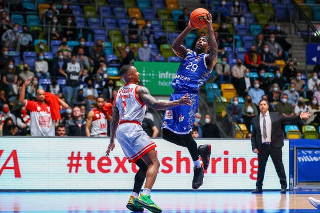 Frankfurt 16 03 2022 xjfx basketball BBL Bundesliga, Fraport Frankfurt Skyliners s Oliver Würzburg emspor, emonline v l , Charles Callison s Oliver Würzburg , Will Cherry Fraport Skyliners Frankfurt Copyright: JoaquimxFerreira