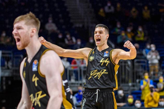 v l Luc van Slooten Basketball Loewen Braunschweig, 04 , Benedikt Turudic Basketball Loewen Braunschweig, 44 , jubilation, joy GER, Alba Berlin vs Basketball Loewen Braunschweig, BBL, Basketball Bundesliga Maenner, 23 Spieltag, Saison 2021 2022, 16 03 2022, GER, Alba Berlin vs Basketball Loewen Braunschweig, BBL, Basketball Bundesliga Maenner, 23 Spieltag, Saison 2021 2022, 16 03 2022, Berlin Copyright: xEibner-Pressefoto UwexKochx EP_UKH