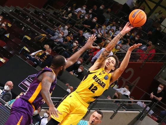16 03 2022, Germany, Ludwigsburg, Basketball Champions League, MHP Riesen Ludwigsburg vs Hapoel U net Holon, right Jonah Radebaugh MHP