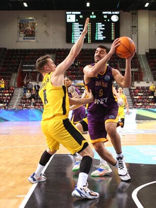 16 03 2022, Germany, Ludwigsburg, Basketball Champions League, MHP Riesen Ludwigsburg vs Hapoel U net Holon, v l Jordan Hulls MHP , Rafael Menco Hapoel