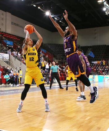 16 03 2022, Germany, Ludwigsburg, Basketball Champions League, MHP Riesen Ludwigsburg vs Hapoel U net Holon, f l Jonah Radebaugh MHP , Justin Simon MHP , Adam Smith Hapoel