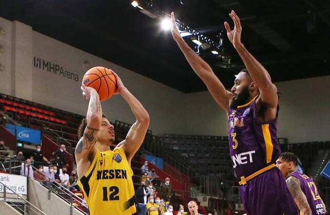 16 03 2022, Germany, Ludwigsburg, Basketball Champions League, MHP Riesen Ludwigsburg vs Hapoel U net Holon, f l Jonah Radebaugh MHP , Justin Simon MHP , Adam Smith Hapoel