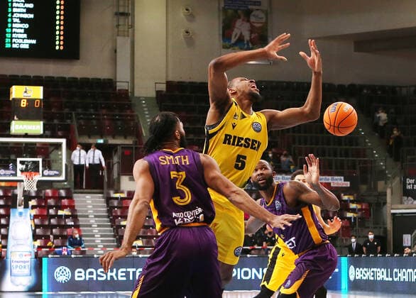 16 03 2022, Germany, Ludwigsburg, Basketball Champions League, MHP Riesen Ludwigsburg vs Hapoel U net Holon, f l Adam Smith Hapoel , Justin Simon MHP , Chris Johnson Hapoel